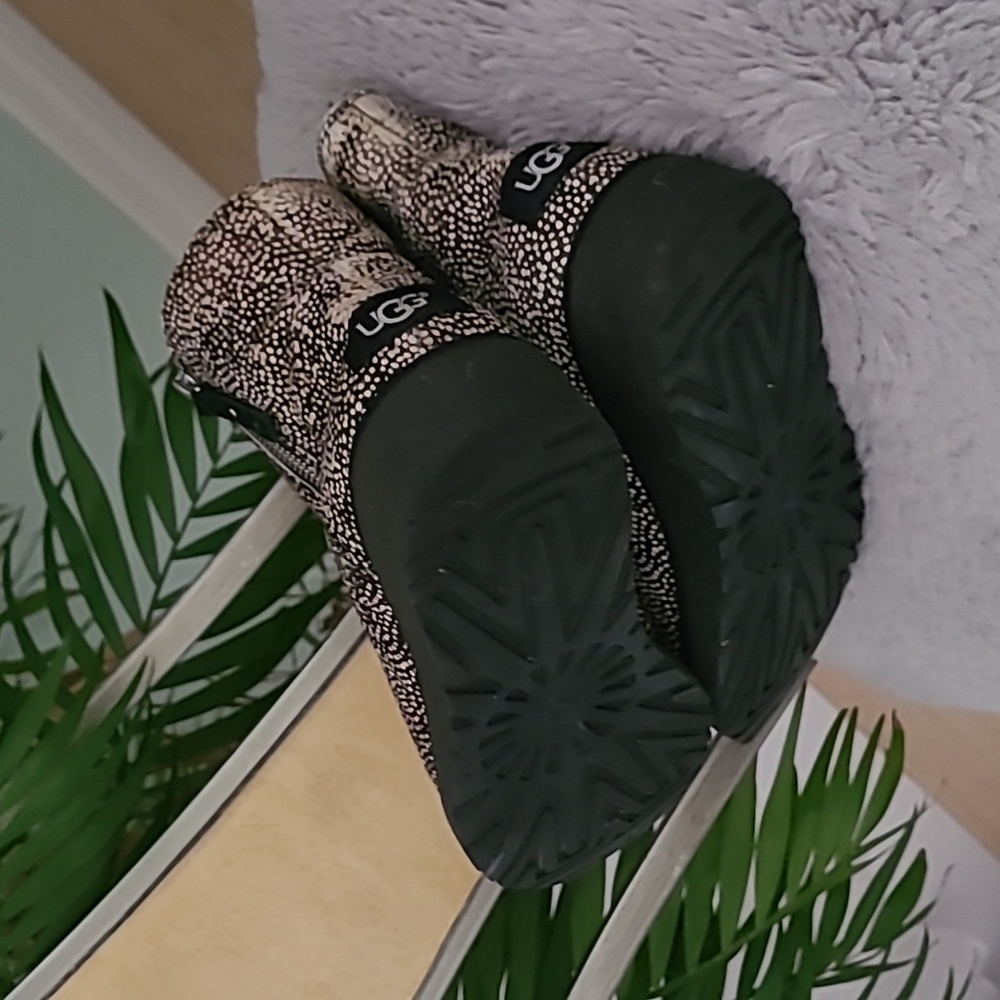 UGG Ankle Boots ❤️ - Picture 8 of 8